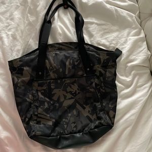 Lululemon tote